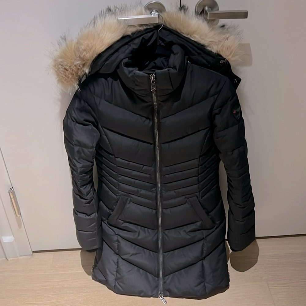 MAJOR PRICE DROP ❤️‍🔥 QUEENS QUILTED PUFFER W/FAUX FUR HOOD TRIM